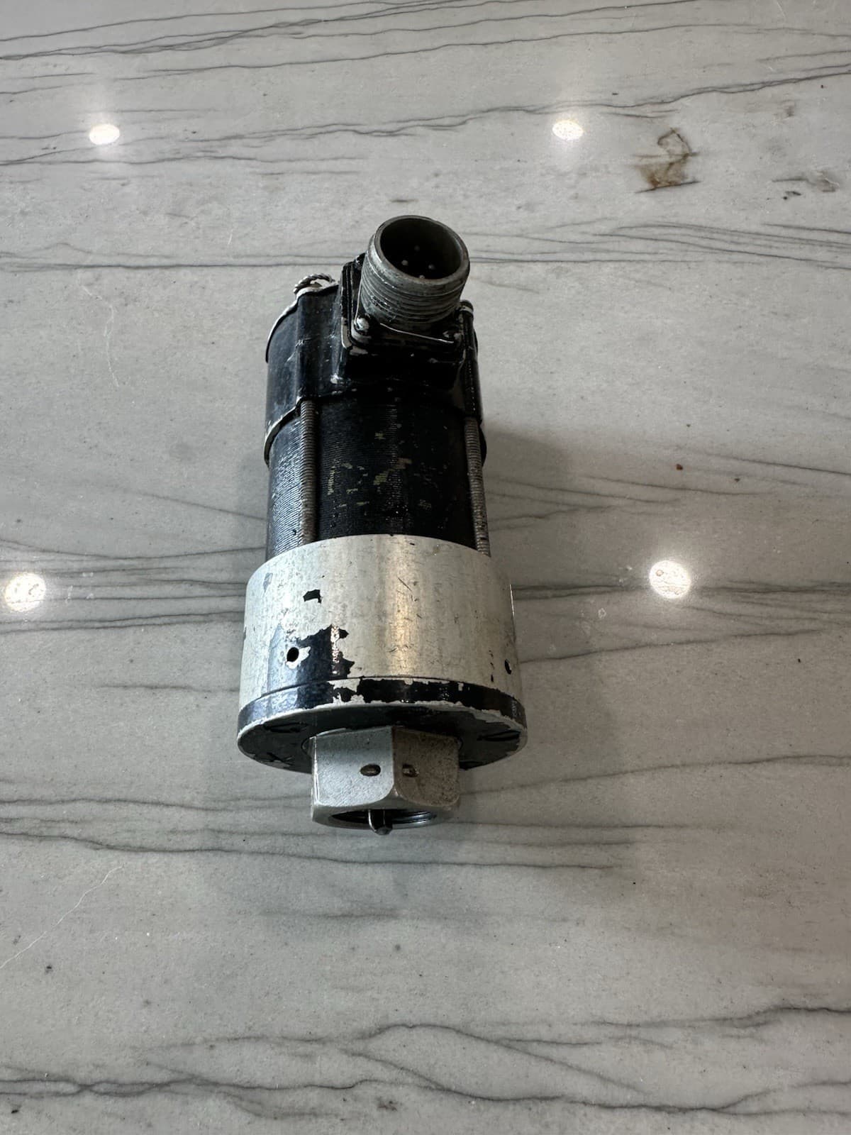 Aircraft Tachometer Generator 4 Pole PN# 32010-001 MS87015 — photo 1